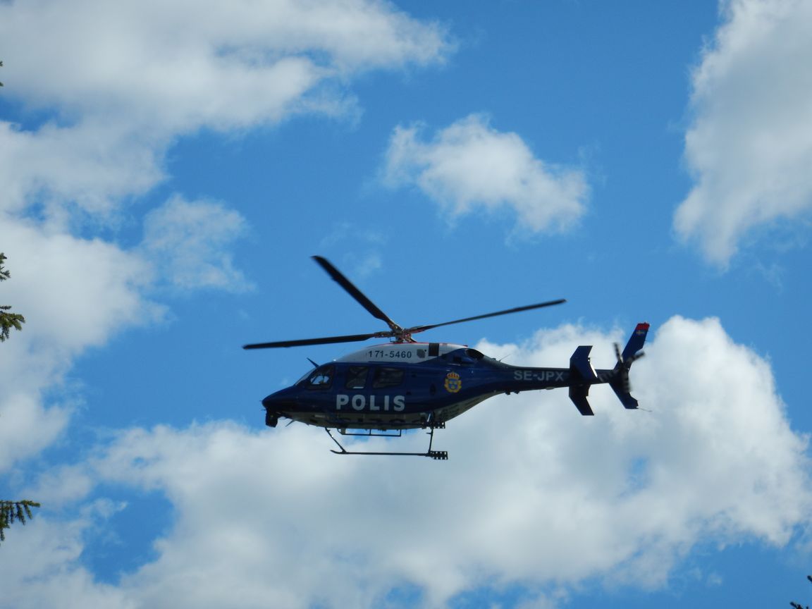 Polis helicopter boven camping, rivier